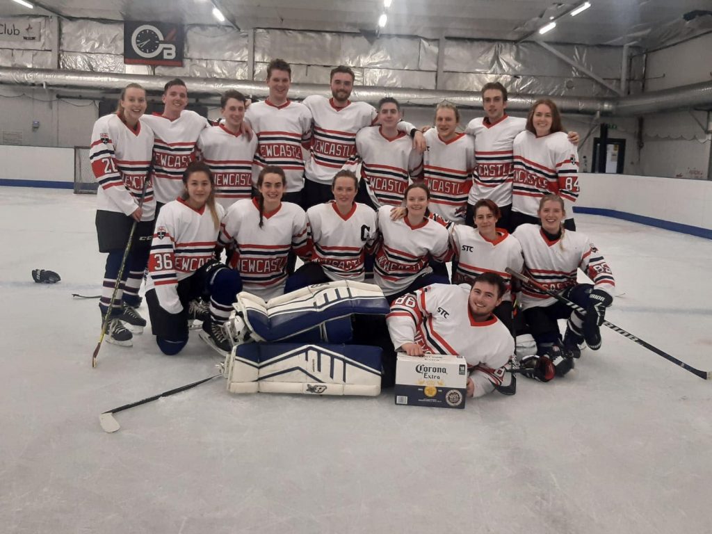 A hockey team posing for a photo

Description automatically generated with medium confidence